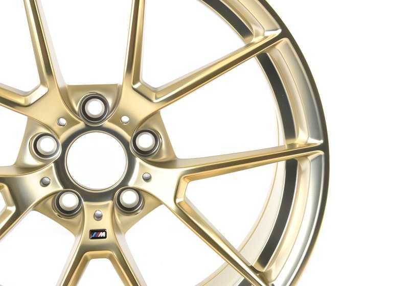 Llantas de aleación M Performance diseño Y-Spoke 763 OEM 36118097288 para BMW F87 y F87N. Acabado en oro mate. Original BMW.