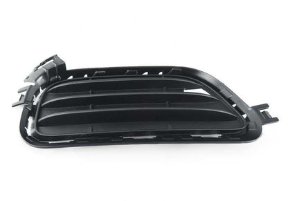 Rejilla lateral izquierda cerrada OEM 51117338513 para BMW X3 F25. Pieza original BMW. Ideal para sustituir la rejilla dañada del parachoques delantero en el lateral del conductor.