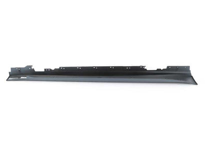 Cubierta lateral de estribo izquierda imprimada OEM 51778059573 para BMW F80, F80N. Pieza original BMW.