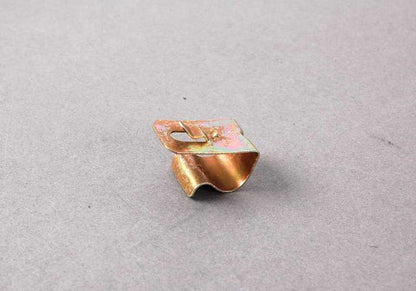 Abrazadera para cables OEM 61131361897 para BMW E21. Original BMW. Diámetro 10-12 mm. Ideal para fijar cables de forma segura en vehículos clásicos BMW.