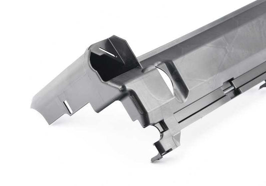 Copertura inferiore OEM 17118043654 per BMW M5 F90, M8 F91, F92, F93. BMW originale.