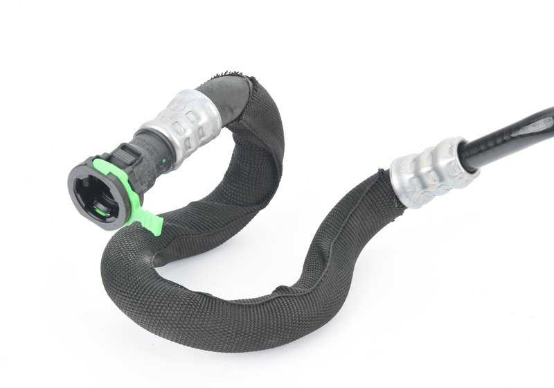 Tubo de aceite del radiador OEM 17227577639 para BMW E90, E91, E92, E84 (325i xDrive). Repuesto original BMW.