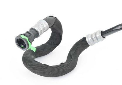 Tubo de aceite del radiador OEM 17227577639 para BMW E90, E91, E92, E84 (325i xDrive). Repuesto original BMW.