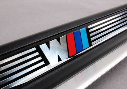 Embellecedor de entrada izquierdo OEM 51477891929 para BMW E46. Pieza original BMW. Ideal para sustituir el canto del acceso lateral del vehículo.