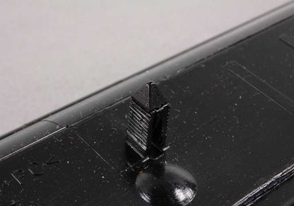 Embellecedor de entrada izquierdo OEM 51477891929 para BMW E46. Pieza original BMW. Ideal para sustituir el canto del acceso lateral del vehículo.