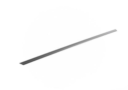 Moldura lateral derecha negra OEM 51221959994 para BMW E28 518, 518i, 520i (modelos con motor M10 y M20, cambio manual y automático). Original BMW.