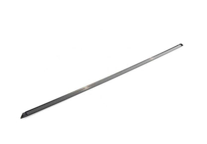 Moldura lateral derecha negra OEM 51221959994 para BMW E28 518, 518i, 520i (modelos con motor M10 y M20, cambio manual y automático). Original BMW.