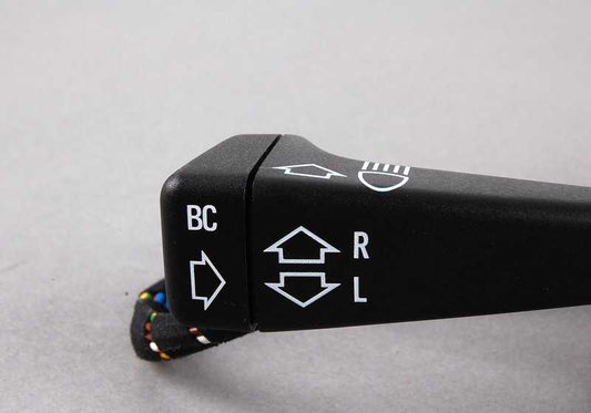 Interruptor luces intermitentes-cortas-largas OEM 61311375190 para BMW E30, E24. Mando original para conmutar intermitentes, luces de cruce y largas. Repuesto original BMW.
