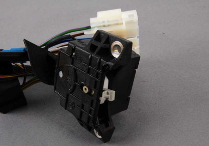 Interruptor luces intermitentes-cortas-largas OEM 61311375190 para BMW E30, E24. Mando original para conmutar intermitentes, luces de cruce y largas. Repuesto original BMW.