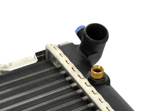 Radiador de agua con refrigeración de aceite de cambio OEM 17111176901 para BMW Serie 3 E30 (320i, 323i) con motores M20 y transmisión automática. Original BMW.