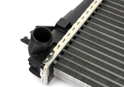 Radiador de agua con refrigeración de aceite de cambio OEM 17111176901 para BMW Serie 3 E30 (320i, 323i) con motores M20 y transmisión automática. Original BMW.