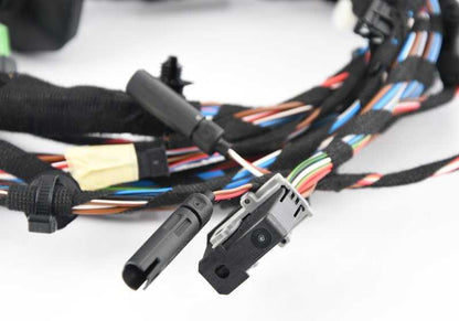 Cableado de puerta lado conductor OEM 61129232415 para BMW Z4 E89 (sDrive18i, sDrive20i, sDrive23i). Modelos compatibles: LL11, LL12, LL21, LL22, LL31, LL32, LL41, LL42, LM31, LM32. Original BMW.