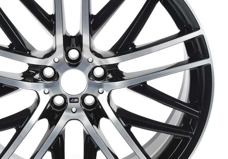 Pneus BMW M Double Radio 650 BMW OEM 36116867341 para BMW G32, G11, G12. Esportes e design forjado, compatíveis com o módulo RDC. Inclui parafusos e tampa central. BMW original.