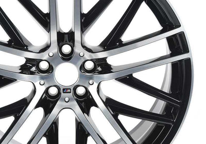 Pneus BMW M Double Radio 650 BMW OEM 36116867341 para BMW G32, G11, G12. Esportes e design forjado, compatíveis com o módulo RDC. Inclui parafusos e tampa central. BMW original.