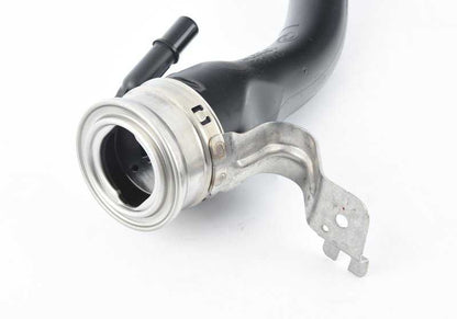 Tubo de llenado de combustible OEM 16117244035 para BMW F30 320i y 328i (versiones con y sin xDrive). Original BMW.