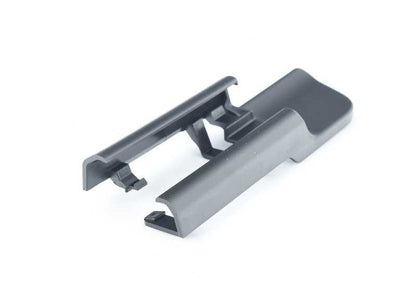 Tapa embellecedora guía asiento trasero derecho OEM 52207408220 para BMW F90 M5, G30 518d. Original BMW.