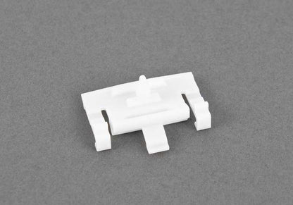 Clip sujeción moldura OEM 51717055853 para BMW E66. Original BMW.