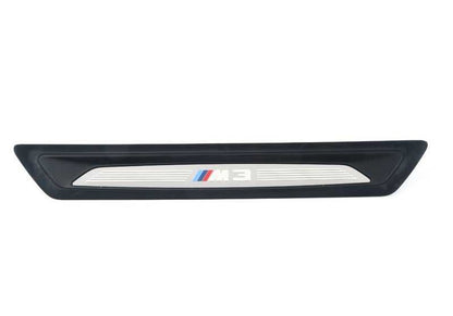 Embellecedor entrada puerta delantera OEM 51478055779 para BMW F80 M3 (modelos 3C91, 3C92, 3C93, 8M91, 8M92, 8M93). Original BMW.