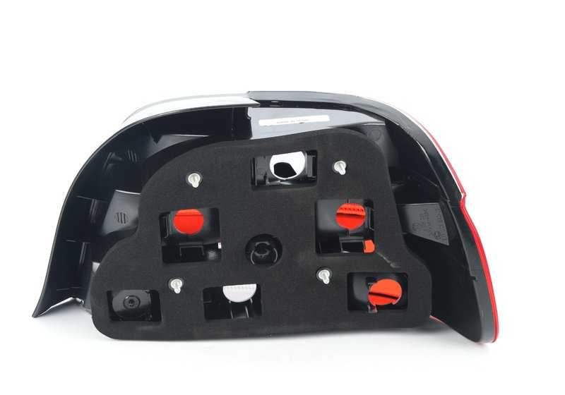 Piloto trasero izquierdo con intermitente blanco OEM 63216902359 para BMW Serie 5 E39 (1995-2003). Original BMW.