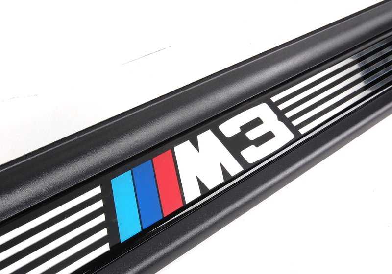 Embellecedor entrada puerta izquierda OEM 51477891927 para BMW E46 M3 (BL91, BL92, BR91, BR92). Compatible con modelos de 2000 a 2006. Original BMW.