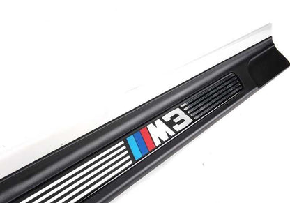 Embellecedor entrada puerta izquierda OEM 51477891927 para BMW E46 M3 (BL91, BL92, BR91, BR92). Compatible con modelos de 2000 a 2006. Original BMW.