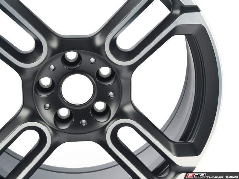 Cerchio in lega 18" 8J ET39 JCW GP Spoke 590 antracite opaco metallizzato OEM 36116883943 per MINI F56 JCW, JCW GP... e altro. MINI originale.