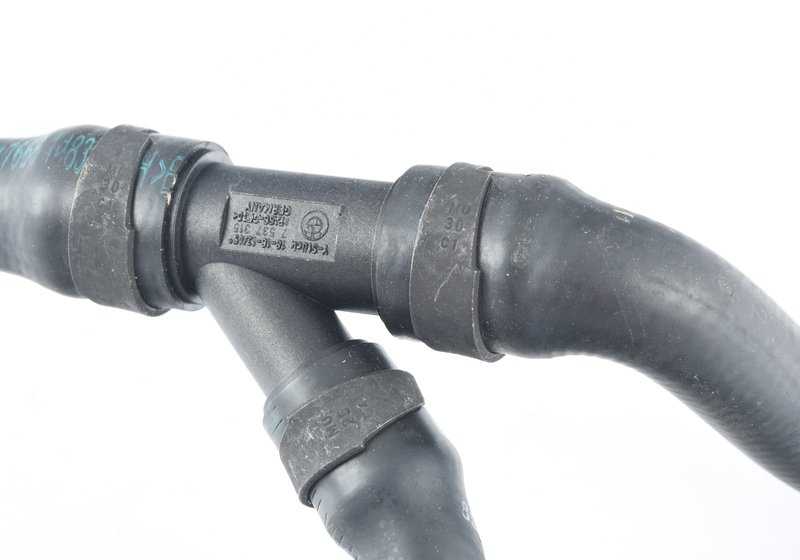 Manguera intercambiador de calor aceite-motor OEM 11537526941 para BMW E81, E82, E87, E88, E90, E91, E92, E93, E60, E84, E89. Original BMW.