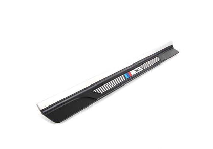 Embellecedor de entrada derecho para BMW E46 (OEM 51477891928). Original BMW.