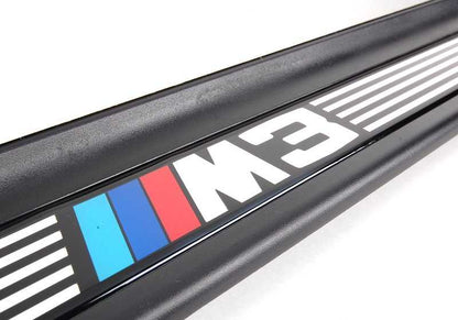 Embellecedor de entrada derecho para BMW E46 (OEM 51477891928). Original BMW.