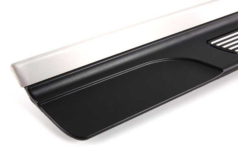 Embellecedor de entrada derecho para BMW E46 (OEM 51477891928). Original BMW.