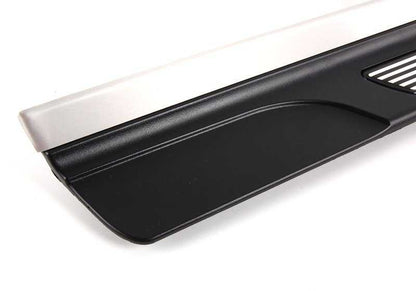 Embellecedor de entrada derecho para BMW E46 (OEM 51477891928). Original BMW.