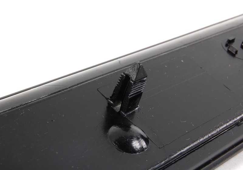 Embellecedor de entrada derecho para BMW E46 (OEM 51477891928). Original BMW.