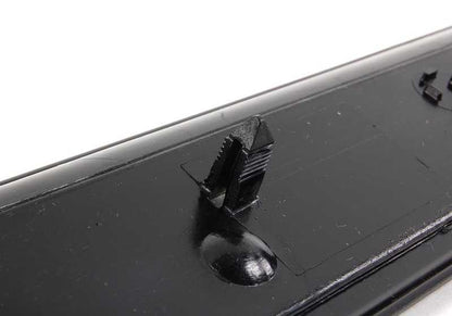 Embellecedor de entrada derecho para BMW E46 (OEM 51477891928). Original BMW.