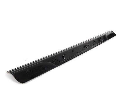 Embellecedor de entrada derecho para BMW E46 (OEM 51477891928). Original BMW.
