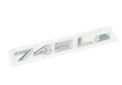 Emblema trasero "BMW" original OEM 51149492720 para BMW Serie 7 G12 (2015-2022).