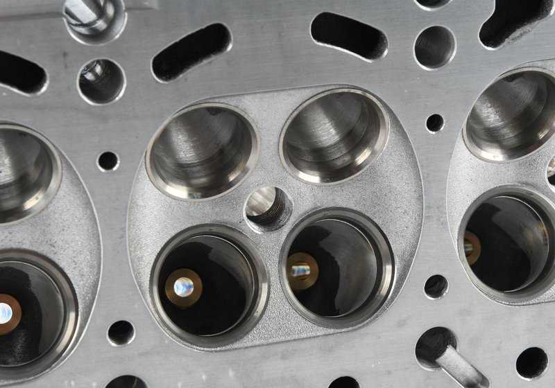 Culata de motor con árboles de levas OEM 11121739980 para BMW E36. Repuesto original BMW.