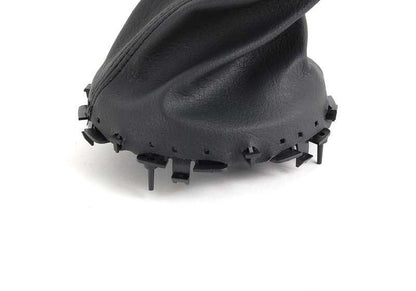 Funda de palanca de cambios negra OEM 51167052157 para MINI R50 (One, Cooper) 1.4i y 1.6i con cambio manual o automático. Compatible con modelos fabricados entre 2001 y 2006. Original MINI.