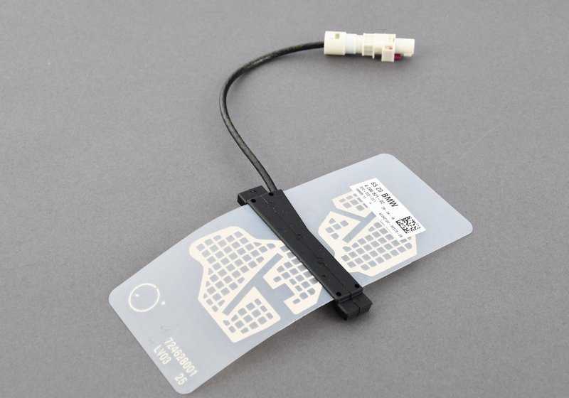Antenna del telefono OEM 65209290621 per BMW F33, F33N, F83, F83N. BMW originale. Ideale per migliorare la ricezione mobile nella tua auto. Gruppo posteriore.