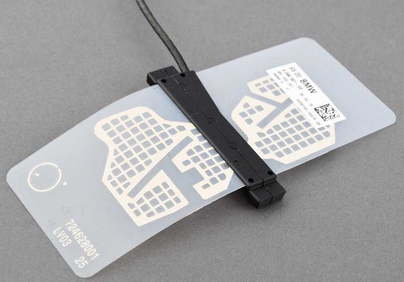 Antenna del telefono OEM 65209290621 per BMW F33, F33N, F83, F83N. BMW originale. Ideale per migliorare la ricezione mobile nella tua auto. Gruppo posteriore.