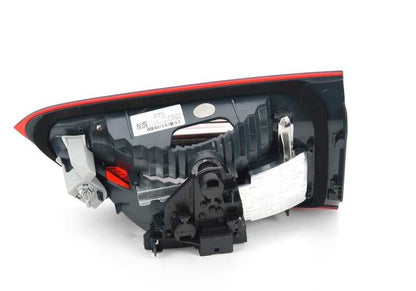 Piloto trasero izquierdo del portón OEM 63217350695 para BMW F48. Original BMW.