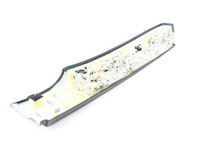 Revestimiento lateral trasero izquierdo OEM 51437337861 para BMW F33 y F83. Original BMW.