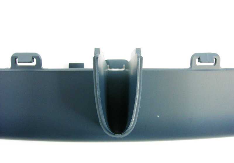 Listón central del parachoques delantero imprimado OEM 51117893048 para BMW E39. Original BMW.