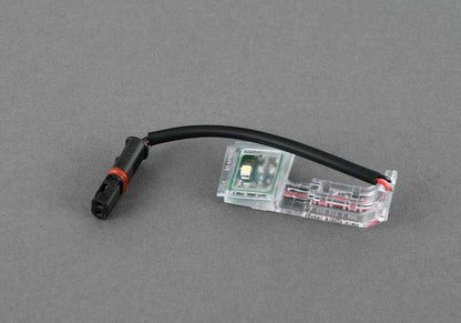 Iluminación del asidero puerta delantera derecha OEM 63177277448 para BMW F20, F21, F22, F30, F32, F36 y más. Original BMW.