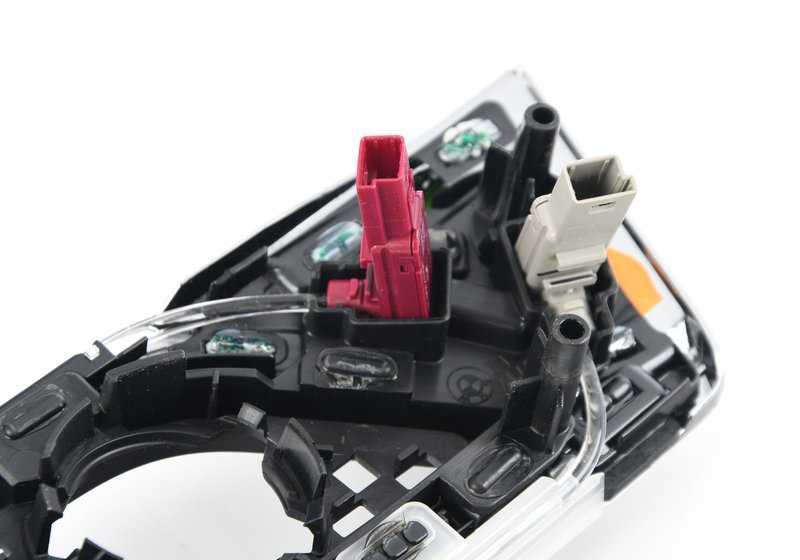 Moldura decorativa de carbono izquierda OEM 51428090393 para BMW F90. Original BMW.