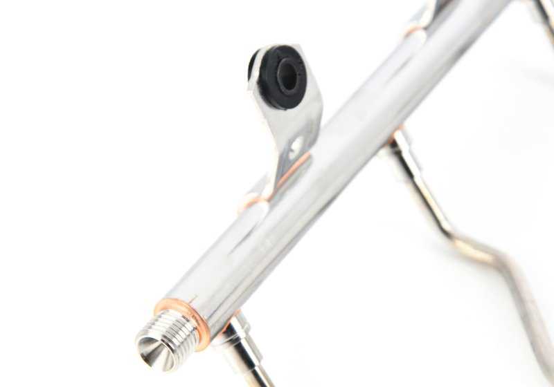 High pressure rail for BMW E82, E88, F20, F21, F22, F23, F87, E90N, E91N, E92N, E93N, F30, F31, F34, F35, F32, F33, F36, F07, F10, F11, F18, F06, F12, F13, F E84, F25, F26, E70N, F15, E71, F16 (OEM 13537649710). Original BMW