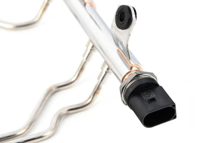 High pressure rail for BMW E82, E88, F20, F21, F22, F23, F87, E90N, E91N, E92N, E93N, F30, F31, F34, F35, F32, F33, F36, F07, F10, F11, F18, F06, F12, F13, F E84, F25, F26, E70N, F15, E71, F16 (OEM 13537649710). Original BMW