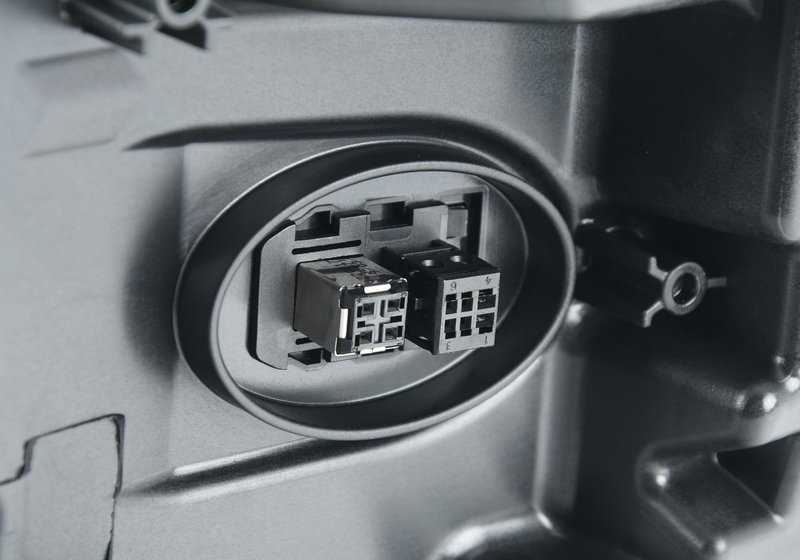 Faro delantero izquierdo Xenón AHL OEM 63117343905 para BMW F10 y F10N. Original BMW.