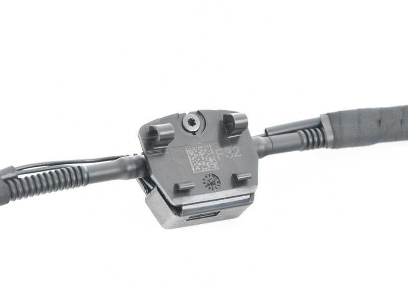 Cadena de toberas limpiaparabrisas OEM 61667367464 para BMW F32, F32N, F33, F33N, F36, F36N, F82, F82N, F83, F83N. Original BMW.