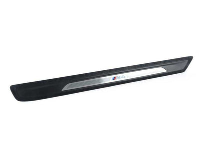 Embellecedor entrada puerta izquierda OEM 51478063797 para BMW F82 y F82N. Original BMW.