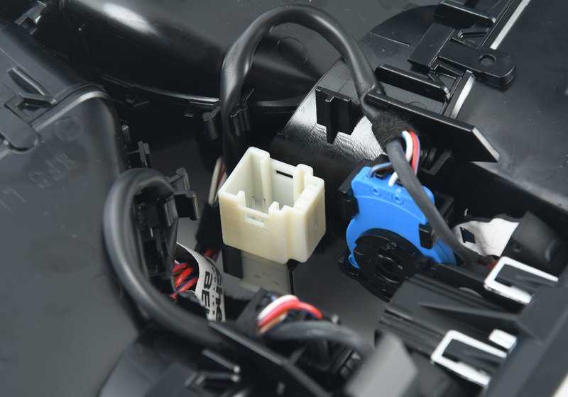 Rejilla central de ventilación OEM 64229115859 para BMW Serie 7 {F01, F02, F04}. Recambio original BMW.